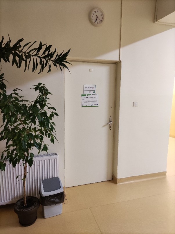 Fotografia przedstawiająca drzwi do sekretariatu
