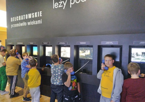 Uczniowie z zaciekawieniem poznają interaktywną wystawę.