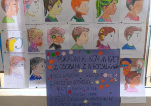 gazetka szkolna przedstawiająca ilustracje człopców i dziewczynek z aparatami i implantami wspomagającymi słuch - wykonane przez uczniów
