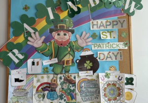 Tablica ukazująca dekoracje przygotowane przez uczniów na Dzień Świętego Patryka.