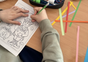 Uczniowie wykonują pracę plastyczną.