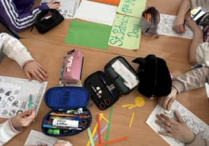 Uczniowie wykonują pracę plastyczną.