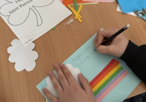 Uczniowie wykonują pracę plastyczną - tęczę.
