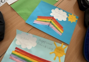 Uczniowie wykonują pracę plastyczną - tęczę.