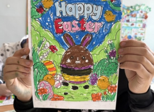 Obrazek przedstawia pracę plastyczną wykonaną przez ucznia na warsztatach wielkanocnych.