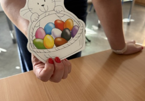 Uczniowie utrwalają liczebniki w języku angielskim poprzez liczenie pisanek.